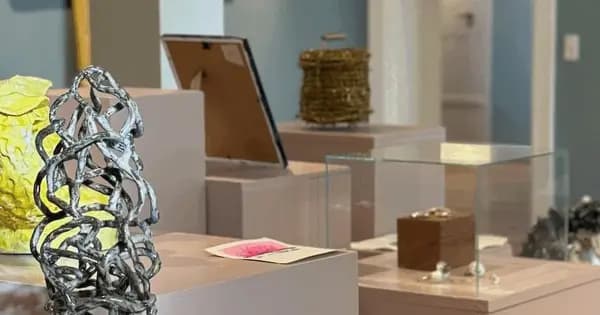 Kunstudstilling i galleriet på Kunstnerfløjen